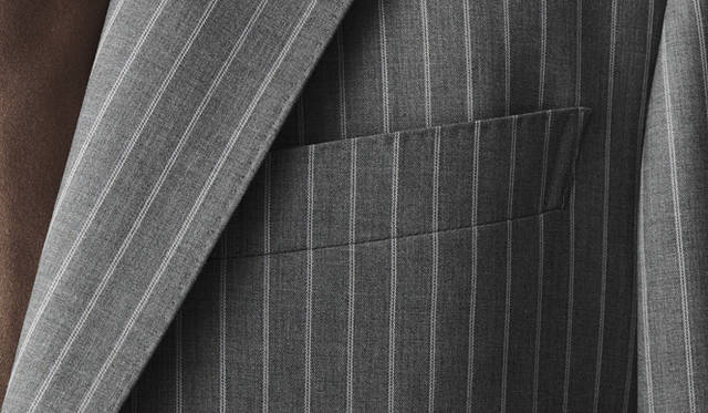 <strong>GRÈS POUR HOMME｜グレ・プール・オム</strong><br />フルハンドメイドスーツのように、衿もとには手縫い風のステッチがほどこされている。Vゾーンに高級感が加わる。スーツ 20万8950円（グレ・プール・オム／オンワード樫山お客様相談室）