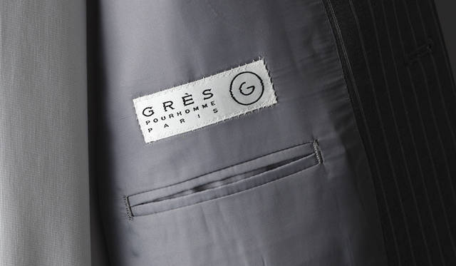 <strong>GRÈS POUR HOMME｜グレ・プール・オム</strong><br />ポケットまわりも端正なデザイン。スーツ 20万8950円（グレ・プール・オム／オンワード樫山お客様相談室）