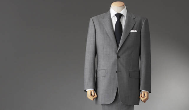 <strong>GRÈS POUR HOMME｜グレ・プール・オム</strong><br />スーツ全体の良し悪しを決める芯地には、最高級とされる馬の尻尾「本バス」を使用。上質な素材と丁寧な技術は、美しいラペルのロールをも生み出す。スーツ 16万6950円（グレ・プール・オム／オンワード樫山お客様相談室）