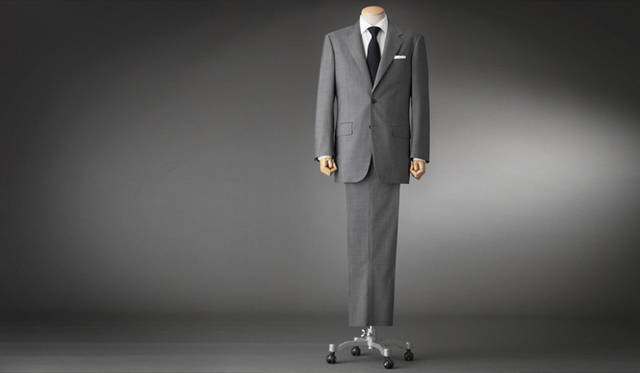 <strong>GRÈS POUR HOMME｜グレ・プール・オム</strong><br />フレンチクラシックを表現する、美しいシルエット。パンツにはもっとも力のかかる股下部分をあて布で補強する「股シック」をほどこし、はき心地と耐久性とを高めている。スーツ 16万6950円（グレ・プール・オム／オンワード樫山お客様相談室）