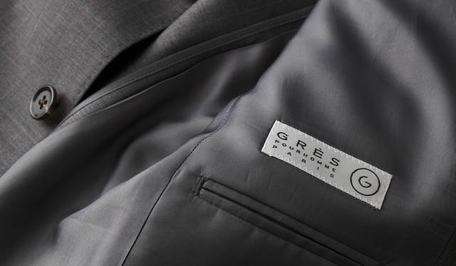 <strong>GRÈS POUR HOMME｜グレ・プール・オム</strong><br />見えないところにまで生き届いた気配りが、エレガンスを生み出す。スーツ 16万6950円（グレ・プール・オム／オンワード樫山お客様相談室）