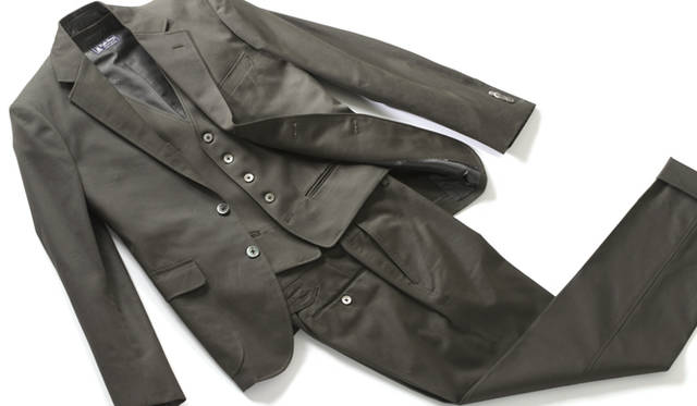 <br />ジャケット 4万8300円、ベスト 1万8900円、パンツ 1万9950円／すべてサイコバニー