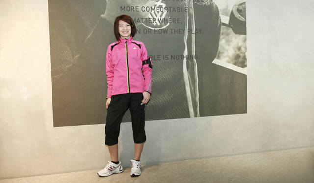 <b>adidas｜アディダス</b>　ウィンドジャケット「W adizero JP」1万1445円、3/4パンツ「W adizero JP」7980円、ランニングシューズ「adi SN Sequence 2 W」1万1550円、ポーチ「ランニング DMT」1890円