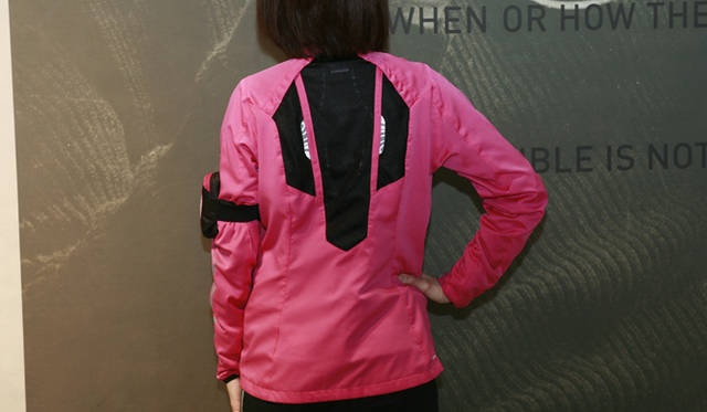 <b>adidas｜アディダス</b>　ジャケットのバックはメッシュ素材。ウィンドジャケット「W adizero JP」1万1445円