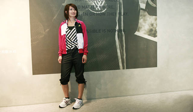 <b>adidas｜アディダス</b>　ウォームアップジャケット「W RC」1万0395円、Tシャツ「W RC」5145円、3/4パンツ「W RC」7245円、ランニングシューズ「adi SN Sequence 2 W」1万1550円