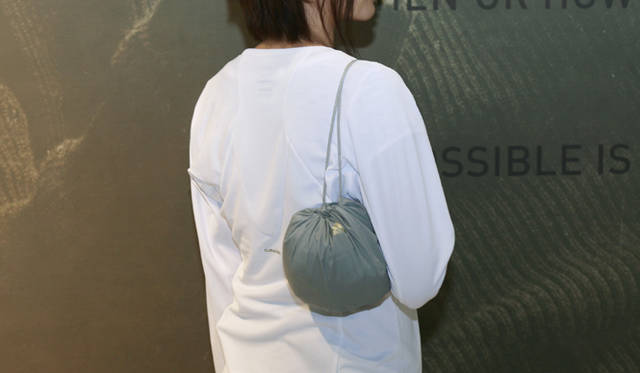 <b>adidas｜アディダス</b>　ジャケットはクシュクシュっと丸めてポーチ型に！ポケッタブル ウィンドジャケット「adilibria RUN」1万3230円