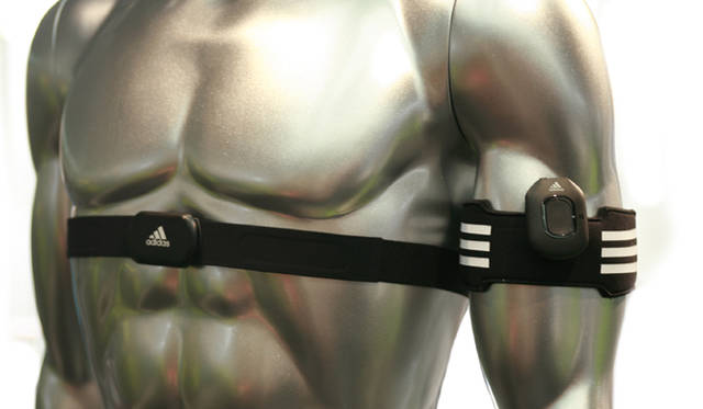 <b>adidas｜アディダス</b>　ハートレートモニターは胸部に装着。「mi Coach ペーサー」4700円