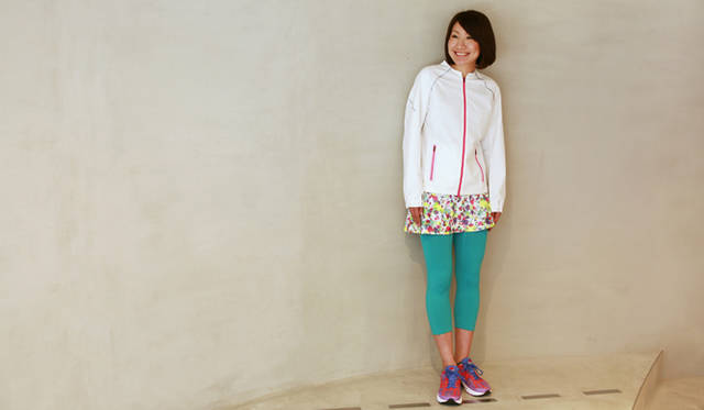 <b>NIKE｜ナイキ</b>　アウター「ストレッチストームフライジャケット」1万2600円、スカート「デチャッタブルラインドニットスカート」7245円、スパッツ「NIKE L.I.S. タイツ」6195円