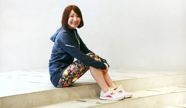 <b>NIKE｜ナイキ</b>　インナー「ストレッチストームフライジャケット」1万2600円、アウター「デタッチャブルスリーブランドレス　」1万395円、パンツ「グラフィックカプリ」5565円、シューズ「ナイキ ルナ エリート+5」1万3125円