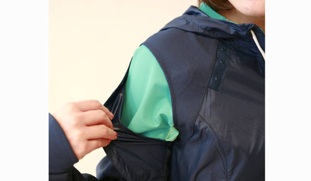 <b>NIKE｜ナイキ</b>　袖を外せばノースリーブに。アウター「デタッチャブルスリーブランドレス」1万395円