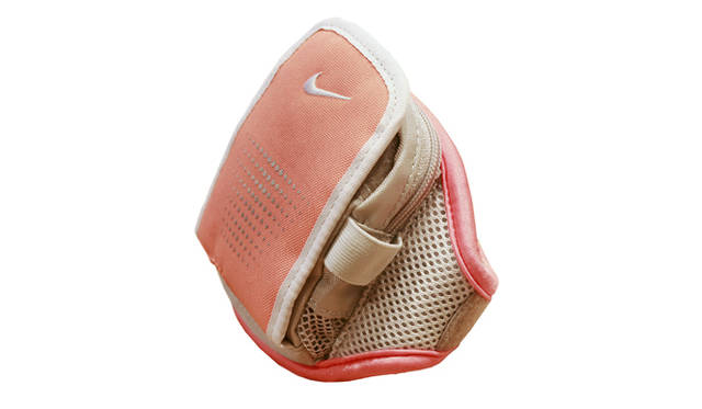 <b>NIKE｜ナイキ</b>　「ランニングアームポーチ」 2730円