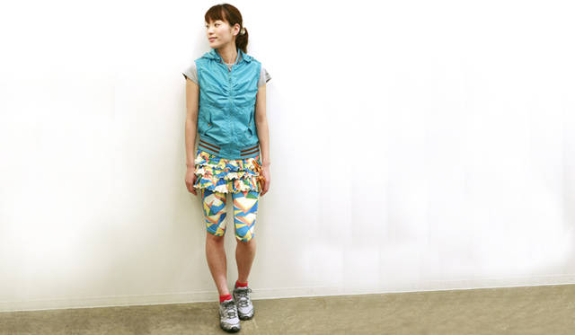 <b>MIZUNO｜ミズノ</b>　ベスト「ウインドブレーカーベスト」2万6250円、Tシャツ「グラフィックTシャツ」7875円、スカート「ドライサイエンスメッシュ スカート」1万4700円、スパッツ「ドライサイエンスメッシュ アンダースパッツ」1万1550円（以上MIZUNO CREATION）、シューズ「モデル名」1万3690円