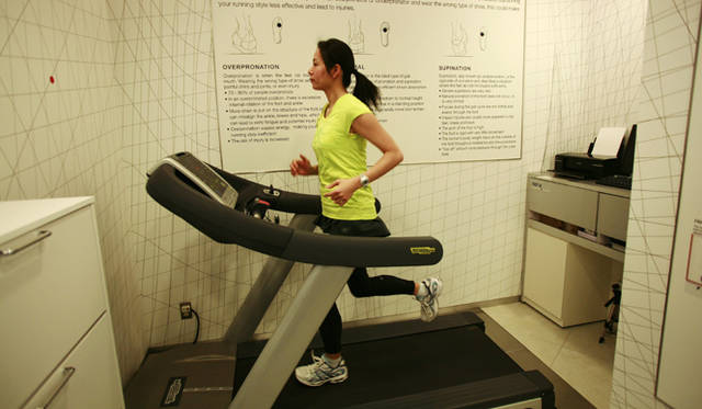 <b>asics｜アシックス</b>　アシックスストア原宿　ASICS FOOT ID