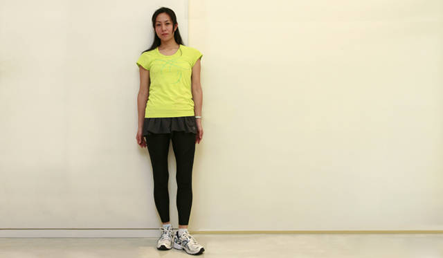 <b>asics｜アシックス</b>　Tシャツ「ランニングTシャツ（キミドリ）」4200円、パンツ「ランニングショートパンツ（スミ）」6090円、タイツ「ランニングロングタイツCF（ブラック×ブラック）」1万1550円、シューズ「ゲルニンバス11」1万5225円※直営店限定商品