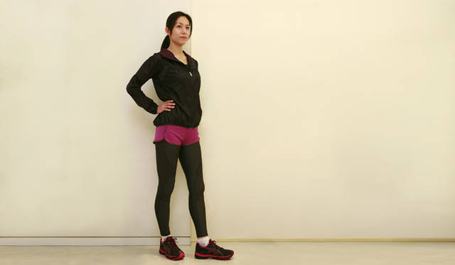 <b>asics｜アシックス</b>　ジャケット「ライトクロスジャケット（スミ）」1万500円、インナー「肩バランス　ノースリーブシャツ（ブラック）」6300円、パンツ「ランニングショートパンツ（パンジー）」4830円、「ランニングロングタイツCF（スミ）」1万1550円、シューズ「レディ ゲルソアラGR（ブラック×ブラック）」1万2600円 