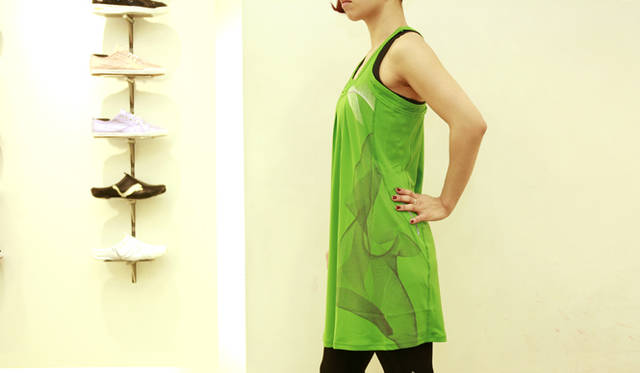 <b>PUMA｜プーマ</b>　スポーティな素材ながらもドレッシーなラインが特徴的。ワンピース「ランドレス」8085円