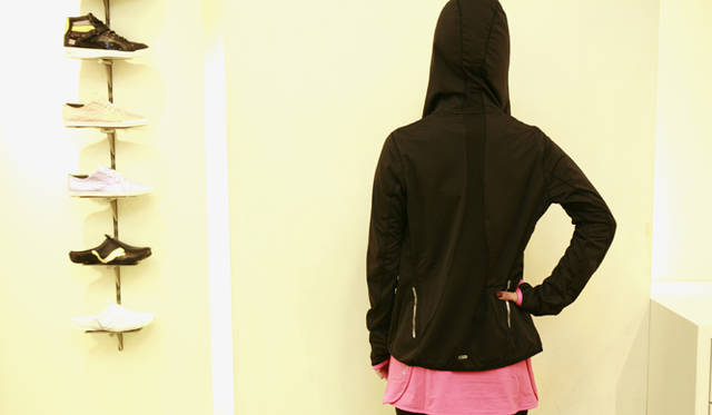 <b>PUMA｜プーマ</b>　ジャケットは後ろがメッシュの切り返しになっている。「フーデッドジャケット」9975円