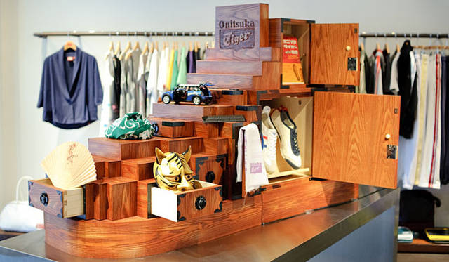 <strong>オニツカタイガー｜スペースシャワーTV</strong>　BACK TO HOME supported by Onitsuka Tiger｜2010年4月オンエア<br /><strong>Onitsuka Tiger & Ogura Tansu Ten「The Kara-kuri Tansu Shoe Model」</strong> オニツカタイガーの靴の形をしたタンスは、創業江戸天明三年の小倉タンス店の渾身作！