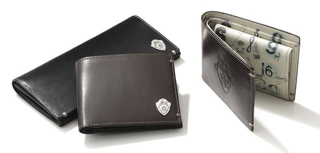 <br />クレストメタル付き長財布2万9400円、クレストメタル付き2つ折り財布2万5200円、20周年グラフィックプリント2つ折り財布2万7300円