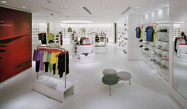 <b>New balance｜ニューバランス</b>　ニューバランス東京　1階ウィメンズ / キッズフロア、2階がメンズフロア