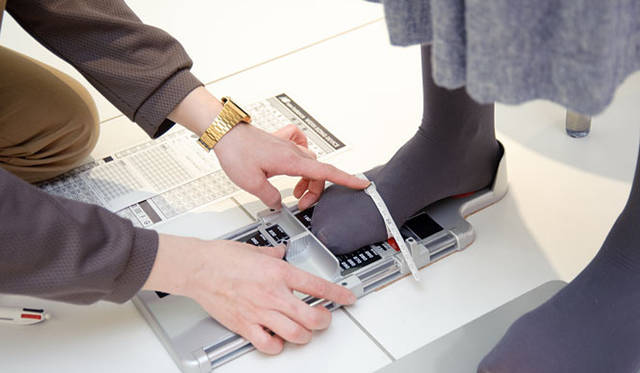 <b>New balance｜ニューバランス</b>　ニューバランス東京　足長だけでなく、足囲（ウイズ）も計測。0.5cm刻みの足長に対して、シューズに応じて、ウイズは細めのBから超ワイドなGまでの5タイプにより展開