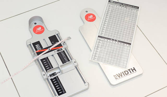 <b>New balance｜ニューバランス</b>　ニューバランス東京　ウイズサイジングデバイスで、正確なウイズと足長を計測