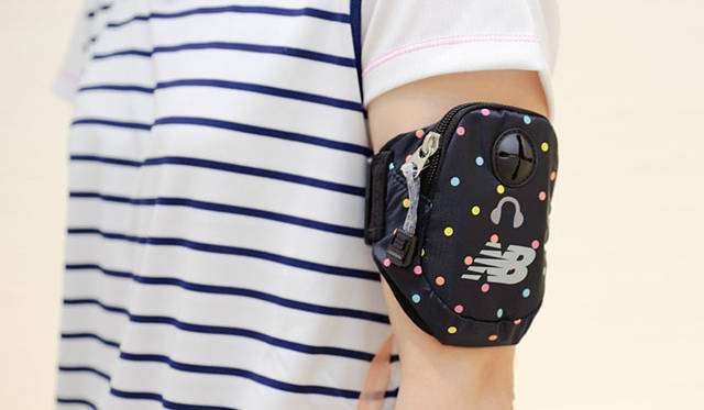 <b>New balance｜ニューバランス</b>　ニューバランス東京  アームポーチ2415円