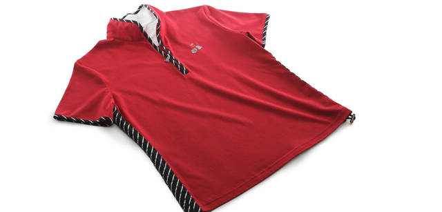 <br />シルキーな光沢感とスポンジーな肉感が特徴の素材づかい。衿内と背ヨークにアイスマックス（接触涼感素材）を使用。胸もとにはスワロフスキーでさくらんぼのワンポイントがほどこされ、キュートな表情に。半袖ハイネックシャツ（3色・3サイズ展開）2万5200円（ランバン スポール／デサント　Tel. 03-5979-6101）