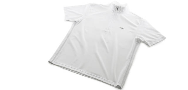 <br />衿内と背ヨークにアイスマックス（接触涼感素材）をほどこした。身頃の生地には「クールトランスファープラス」という糸の異形断面化によって、汗を素早く吸収し蒸発を加速させる素材が使われている。半袖ハイネックシャツ（3色・3サイズ展開）1万6800円（ランバン スポール／デサント　Tel. 03-5979-6101）