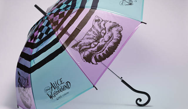 伊勢丹新宿店本館1階 ザ・ステージ｜Q-pot. in Wonderland｜Grining Cheshire cat’s Vinyl umbrella　1890円　© Disney