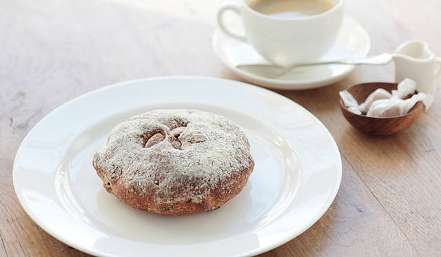 gentille｜ジャンティーユ｜ライ麦パン生地に、アーモンド、ラム酒漬けのレーズンを練り込んで焼き上げる、香り豊かな「アマンド・レザン」。焼き上がり予定時間 11:00　1個290円