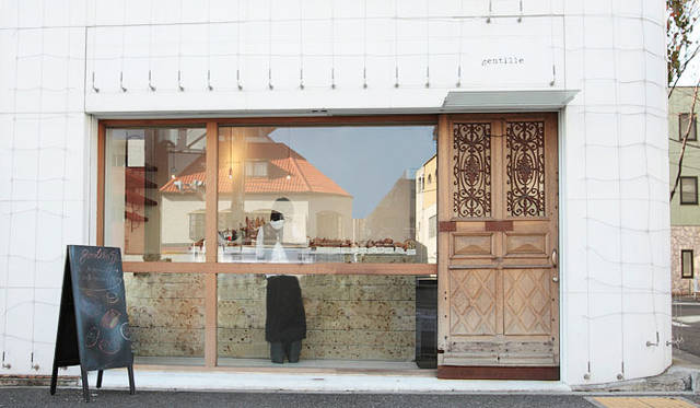 gentille｜ジャンティーユ｜凝った意匠がほどこされたアンティークのドアは南仏のもの