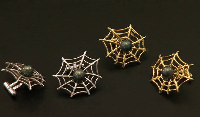 <b>祐真朋樹×TASAKI</b>｜仕上がったばかりの「TOMOKI SUKEZANE for OPENERS×TASAKI SPIDER CUFF LINKS」。（左）[シルバー×黒蝶真珠] 縦35mm×横39mm　9万円、（右）[K18×黒蝶真珠] 縦35mm×横39mm　27万円（ともにTASAKI／TASAKI銀座本店）