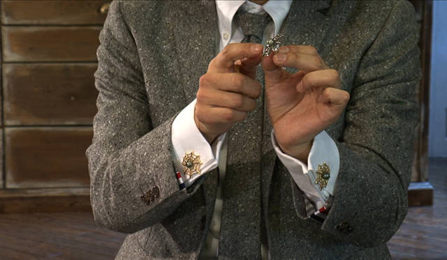 <b>祐真朋樹×TASAKI</b>｜「まず、光らないパールはないのかな、と思いました。ザラっとできないのかとか、傷だらけにできないのかとか、いろいろ言ってあがってきたのがこれ。すごくいい輝きですね」（祐真さん）