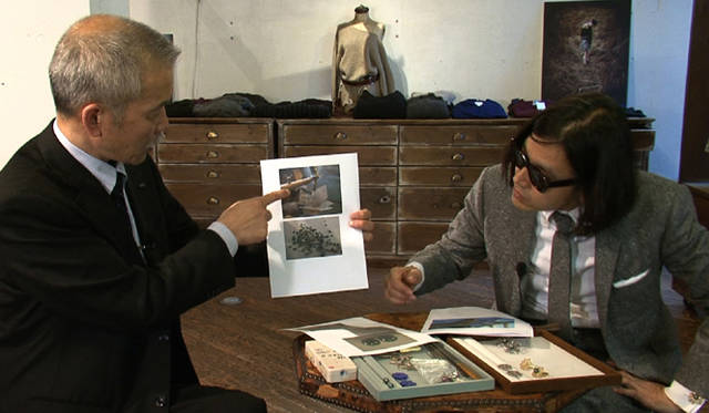 <b>祐真朋樹×TASAKI</b>｜「我々が絶対にしない発想なので驚きました。いろいろ試しましたよ、どういう方法でやるんだろう、って（笑）。いろいろ相談した結果、サンドブラスターを使って粗い砂を吹き付けました」（篠永さん）