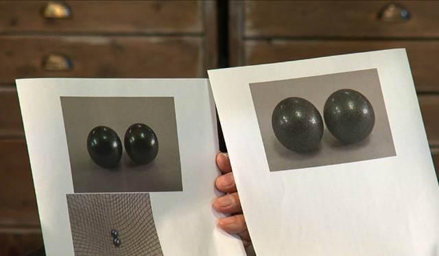 <b>祐真朋樹×TASAKI</b>｜もとの黒蝶真珠の輝きと、ダメージ加工途中の黒蝶真珠を比べてみて。