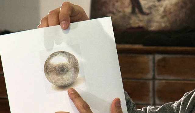 <b>祐真朋樹×TASAKI</b>｜ダメージ加工後のパール。「すごいですよね。ダメージ加工されながらも、パールの輝きが絶妙に残っている。パールの輝きは女性のもの、という印象が強いけれども、これだと男性の僕でも抵抗がない」（祐真さん）