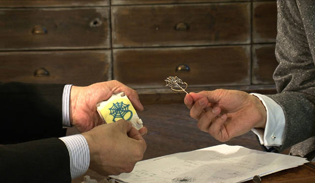 <b>祐真朋樹×TASAKI</b>｜「原型をもとにゴムの雌型を作り、それでワックスのパターンを作ります。今度はワックスを雄型にして、鋳型という雌型を作り、そこに溶かした18金を流し込む工程を経ます」（篠永さん）