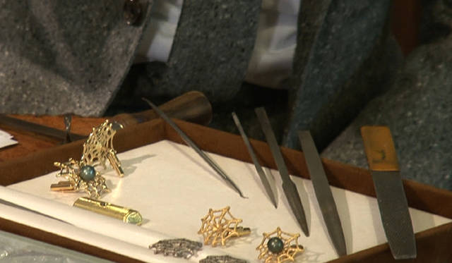 <b>祐真朋樹×TASAKI</b>｜製作工程に実際使われた、何種類ものヤスリの一部。「職人たちは、こういう粗目、中目、細目、凹面、平面……何十種類ものヤスリを使い分けながら、地金を磨いていきます」（篠永さん）