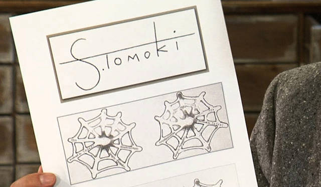 <b>祐真朋樹×TASAKI</b>｜カフリンクスのデザイン画と、裏にレーザー刻印される祐真さんサイン。