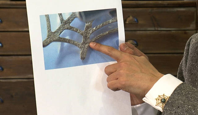 <b>祐真朋樹×TASAKI</b>｜つややかな表側と反対に、裏面はあえて研磨せずに粗いままの仕上げとなっている。