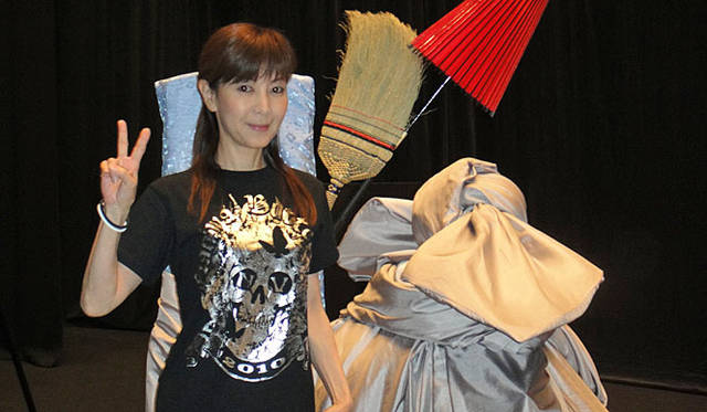 戸田恵子｜「なにわバタフライN.V」大阪公演｜BGブランドでつくったスタッフTシャツを着てサンケイホールブリーゼの舞台上にて。