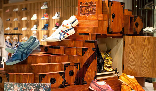 <b>オニツカタイガー｜スペースシャワーTV</b>　BACK TO HOME supported by Onitsuka Tiger｜2010年5月オンエア　オニツカタイガー札幌店内の“タンス”は4月7日にお披露目