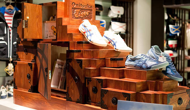 <b>オニツカタイガー｜スペースシャワーTV</b>　BACK TO HOME supported by Onitsuka Tiger｜2010年5月オンエア　オニツカタイガー札幌店内の“タンス”は4月7日にお披露目