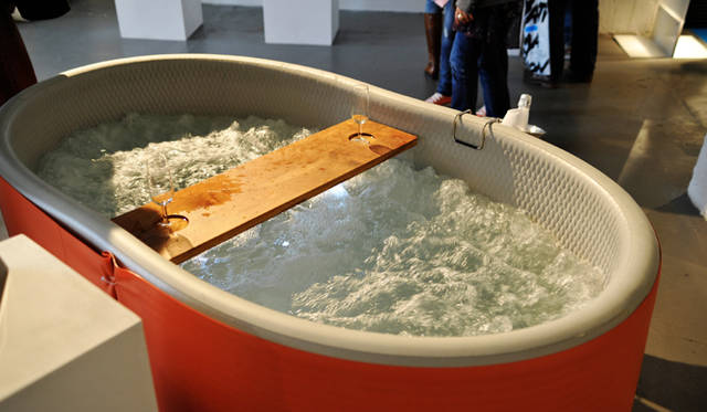 Salone Internazional del Mobile 2010｜BLOFIELD｜空気で膨らませるジャグジーつき！のバスタブ