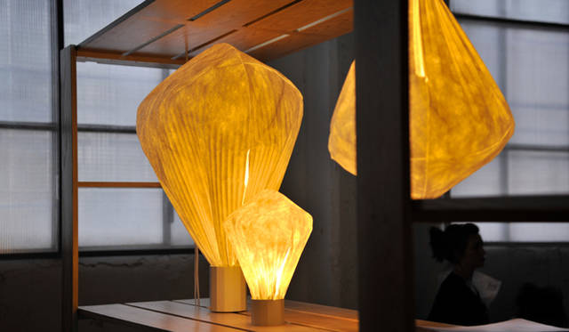 Salone Internazional del Mobile 2010｜「INNOVATION/IMMAGINATION」の会場に展示されたペーパーランプ