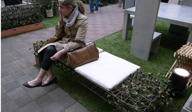 ミラノサローネ2010｜<b>ORTOFABBRICA</b> 脚の下部がプランターになったベンチ。Angelo Grassiのデザイン