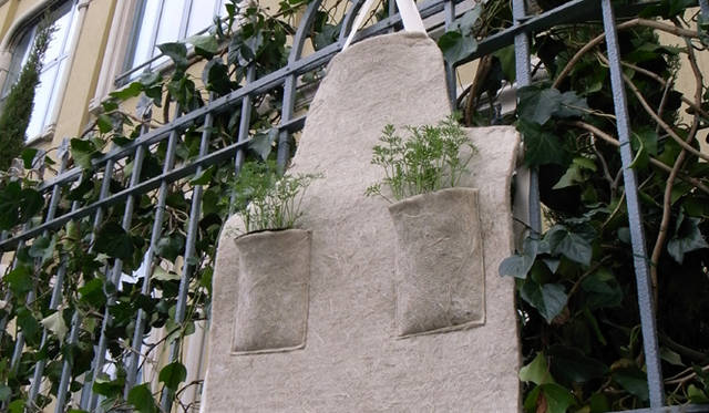 ミラノサローネ2010｜<b>ORTOFABBRICA</b> 通りに飾られた エプロン型のプランター。ポケット使いがイケてます