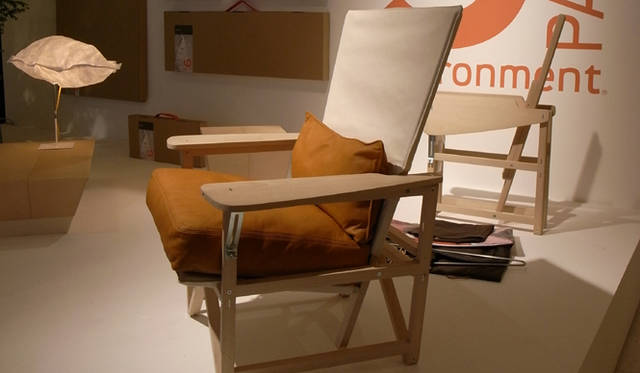 ミラノサローネ2010｜ “e’PACK”シリーズの折りたたみチェア。フラットなパッケージに収まる仕組み