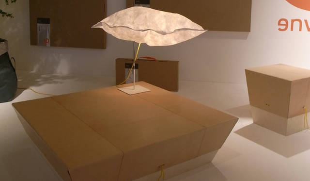 ミラノサローネ2010｜<b>environment</b> テーブルは木枠に革を貼ったもの、照明は不織布「タイベック」を使用